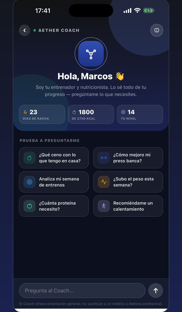Chat con Aether Coach mostrando la racha, las kcal y preguntas preparadas como cómo mejoro mi press banca