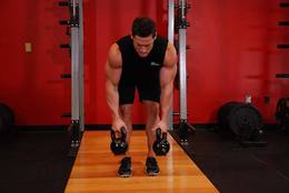 Remo gorila con kettlebells: posición inicial