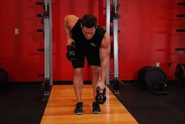 Remo gorila con kettlebells: posición final
