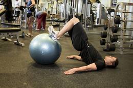 Curl femoral con fitball: posición final