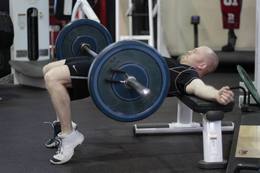 Hip thrust con barra: posición final
