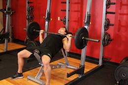 Press banca inclinado con barra: posición final