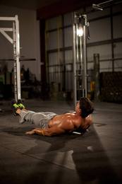 Press bottoms-up con kettlebell: posición inicial