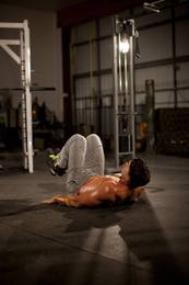 Press bottoms-up con kettlebell: posición final