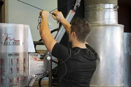 Aperturas invertidas en polea de pie: posición inicial