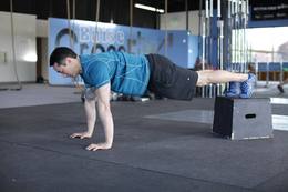 Flexiones declinadas (pies en banco): posición inicial