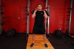 Sentadilla frontal con dos kettlebells: posición inicial