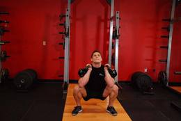 Sentadilla frontal con dos kettlebells: posición final