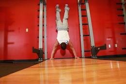 Flexiones en pino contra la pared: posición inicial