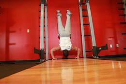 Flexiones en pino contra la pared: posición final