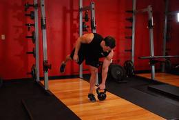 Peso muerto a una pierna con kettlebell: posición final