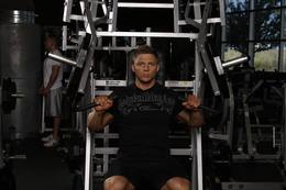 Press inclinado en máquina Hammer Strength: posición inicial