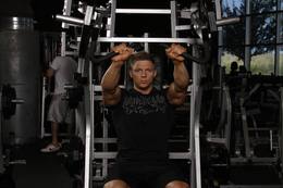 Press inclinado en máquina Hammer Strength: posición final