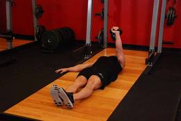 Press de suelo a un brazo con kettlebell: posición final