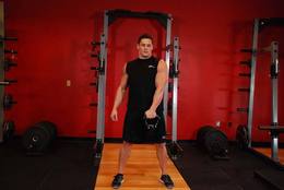 Swing con kettlebell: posición inicial