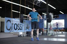Cargada de fuerza (power clean): posición final
