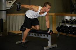 Patada de tríceps inclinado con mancuerna: posición inicial